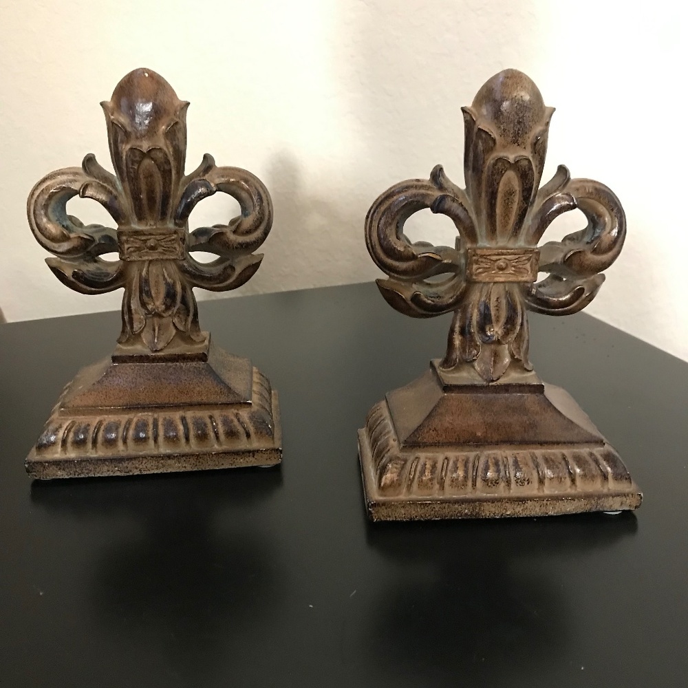 Two Old World de Los Rustic Bronzed Bookends. NWT